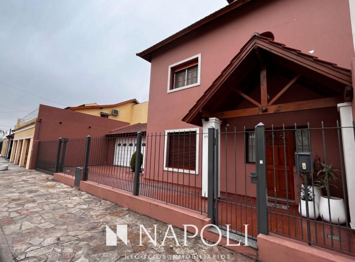 Casa · 311m² · 6 Ambientes · 2 Cocheras