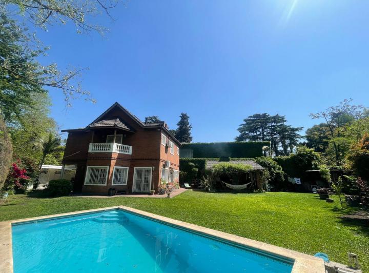 Casa · 204m² · 4 Ambientes · 2 Cocheras