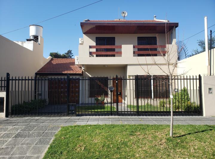 Casa · 181m² · 5 Ambientes · 2 Cocheras