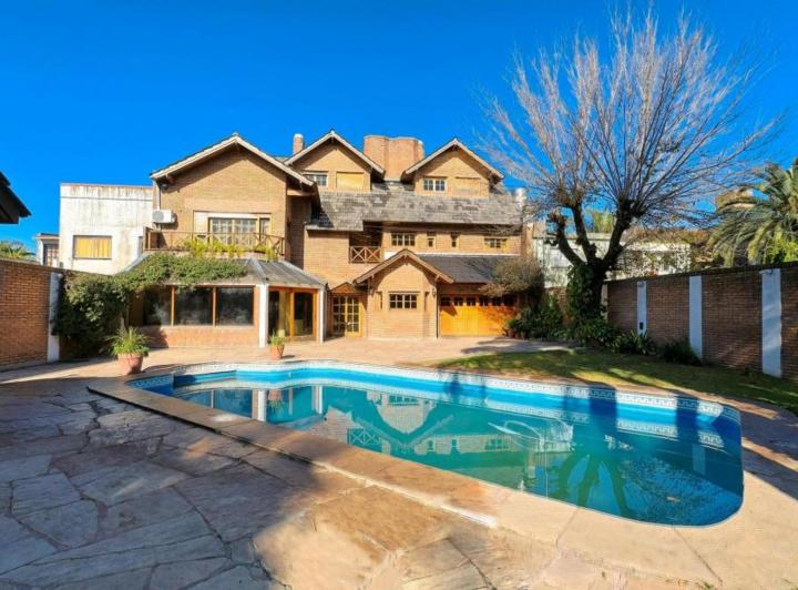 Casa · 600m² · 6 Ambientes · 4 Cocheras