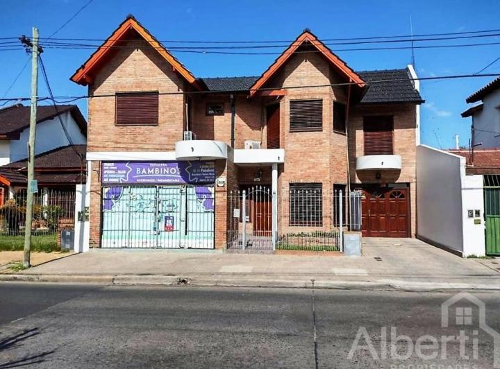 Casa · 260m² · 5 Ambientes · 1 Cochera