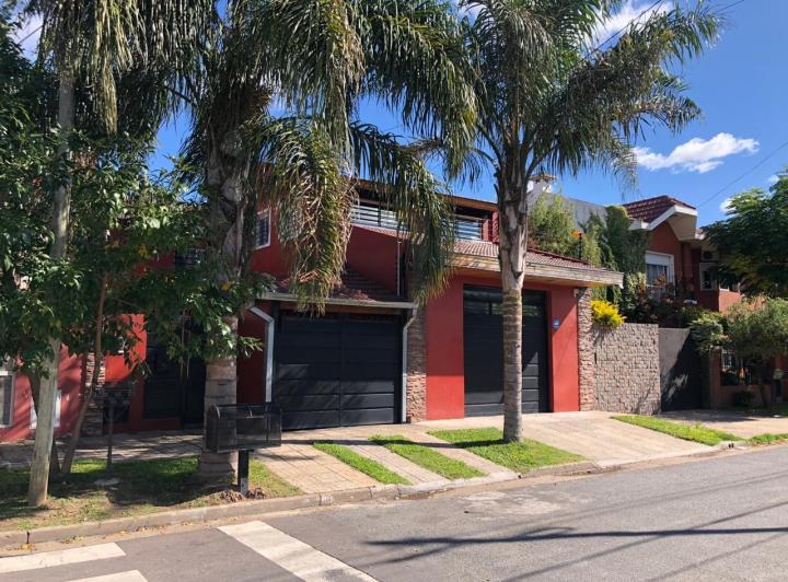 Casa · 350m² · 6 Ambientes · 2 Cocheras