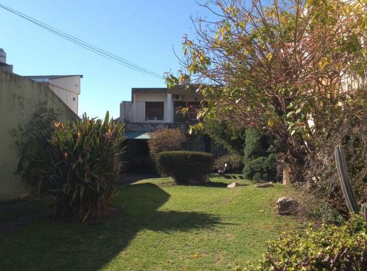 Casa · 140m² · 4 Ambientes · 3 Cocheras