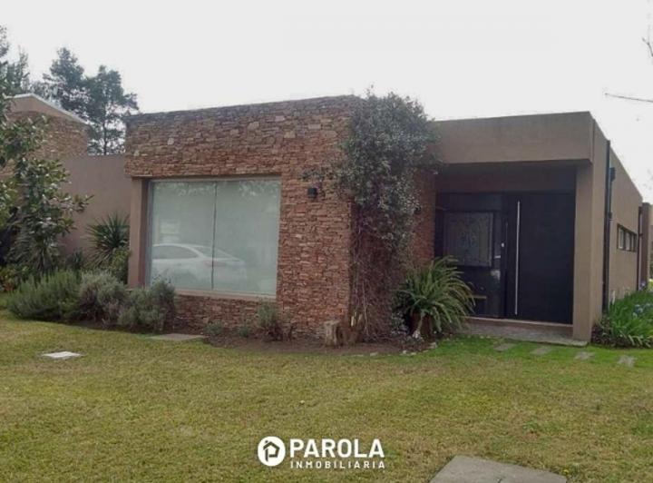 Casa · 216m² · 4 Ambientes