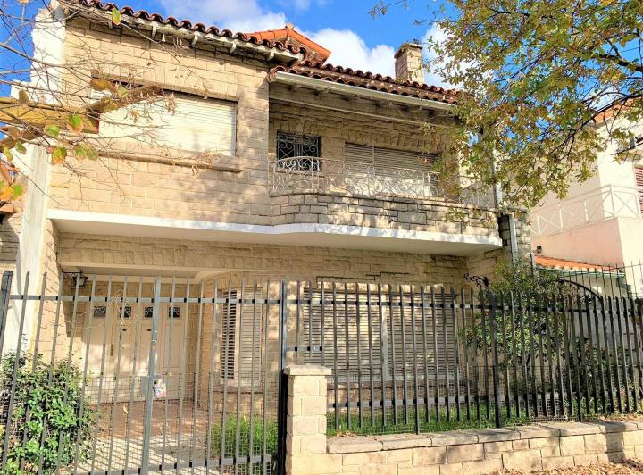 Casa · 250m² · 5 Ambientes · 2 Cocheras