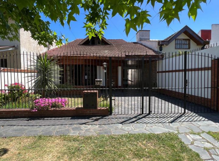 Casa · 200m² · 4 Ambientes · 2 Cocheras