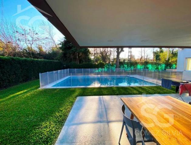 Casa · 230m² · 5 Ambientes · 4 Cocheras