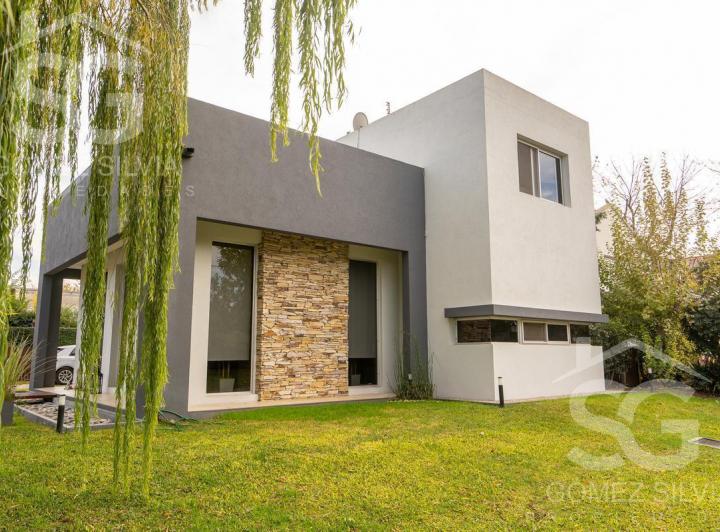 Casa · 220m² · 6 Ambientes · 2 Cocheras