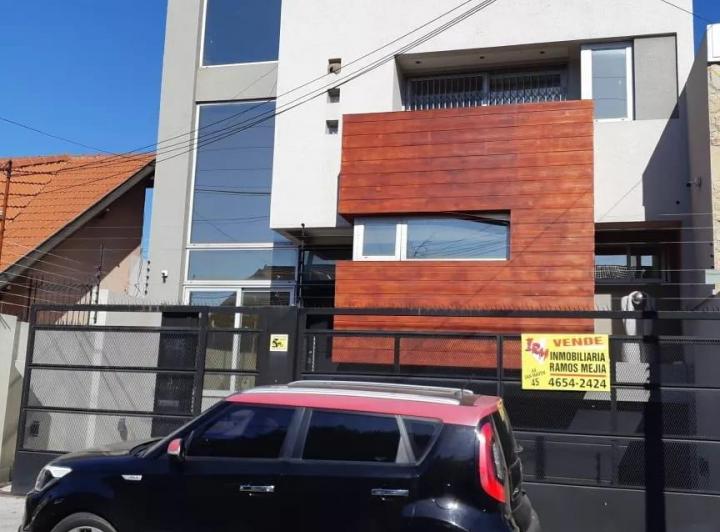 Casa · 330m² · 5 Ambientes · 2 Cocheras