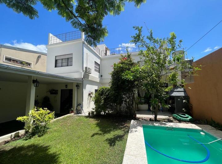 Casa · 200m² · 5 Ambientes · 2 Cocheras