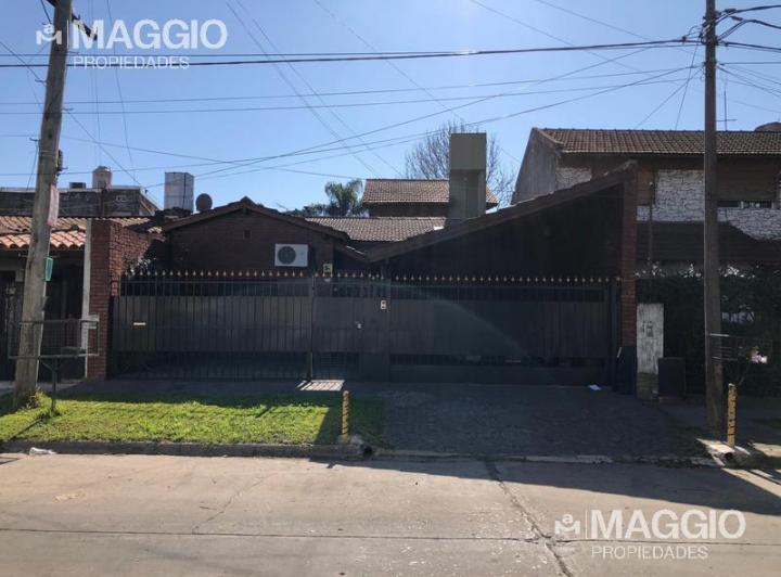 Casa · 200m² · 5 Ambientes · 2 Cocheras