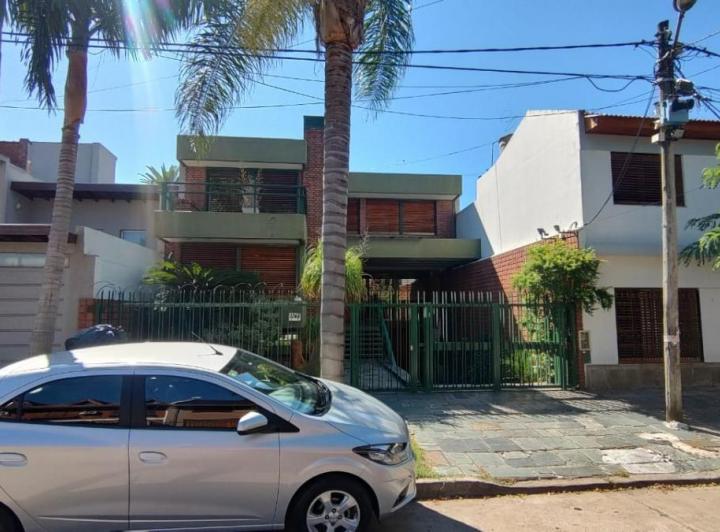 Casa · 320m² · 5 Ambientes · 4 Cocheras