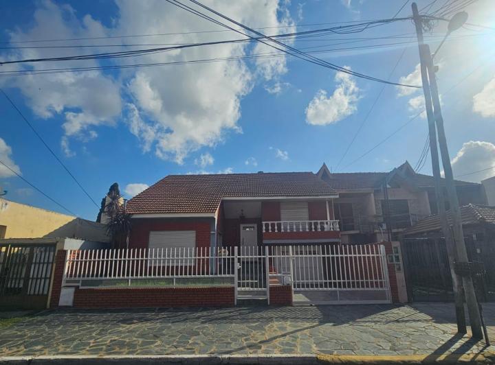 Casa · 150m² · 5 Ambientes · 2 Cocheras