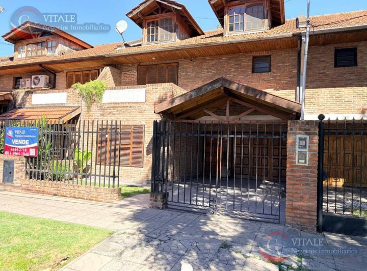 Casa · 225m² · 4 Ambientes · 2 Cocheras