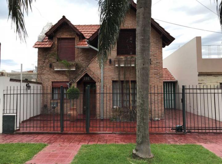 Casa · 160m² · 5 Ambientes · 2 Cocheras