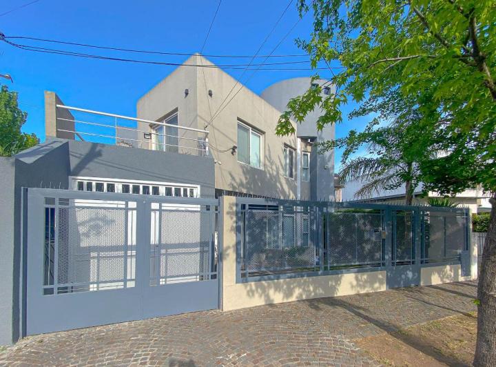Casa · 300m² · 7 Ambientes · 2 Cocheras