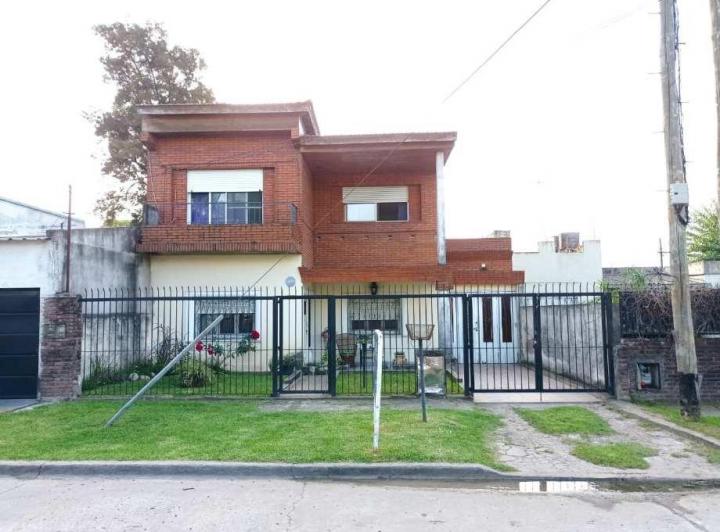 Casa · 200m² · 8 Ambientes · 1 Cochera