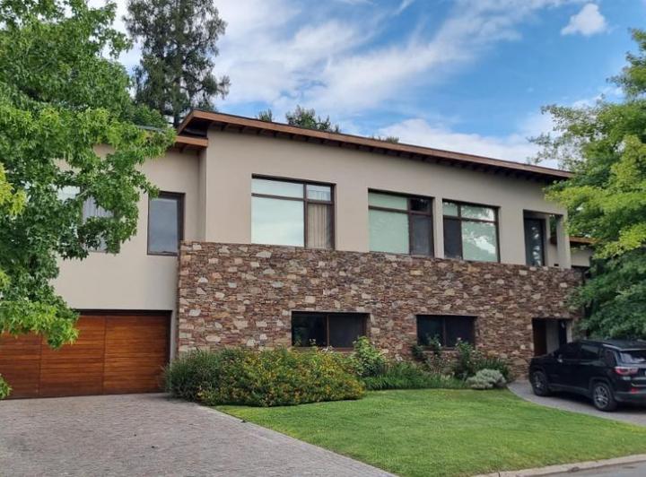 Casa · 400m² · 4 Dormitorios · 2 Cocheras