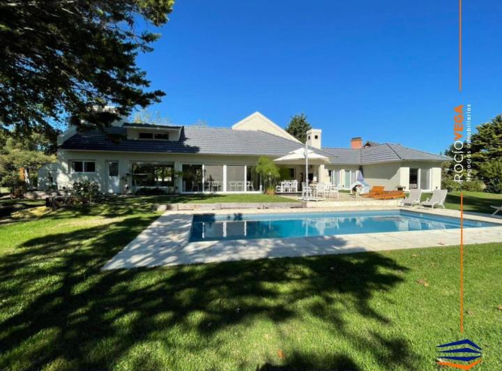 Casa · 320m² · 8 Ambientes