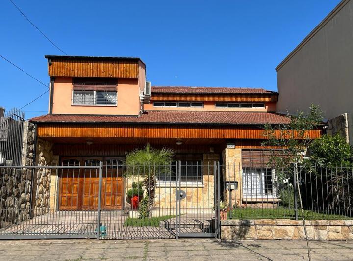 Casa · 275m² · 6 Ambientes · 3 Cocheras