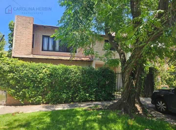 Casa · 210m² · 5 Ambientes · 1 Cochera