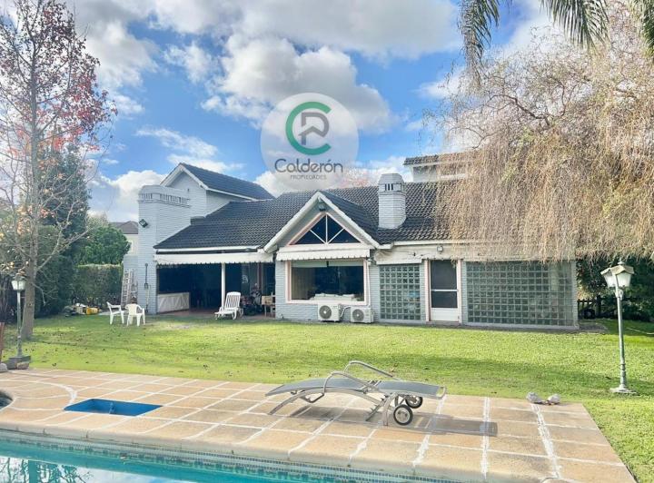 Casa · 244m² · 4 Ambientes · 3 Cocheras