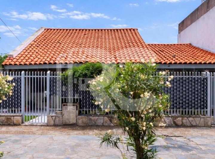 Casa · 600m² · 3 Ambientes · 2 Cocheras