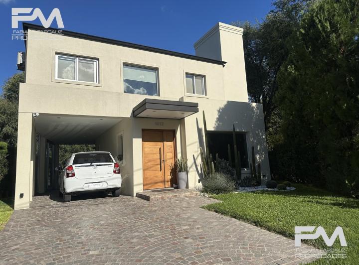 Casa · 180m² · 4 Ambientes · 3 Cocheras