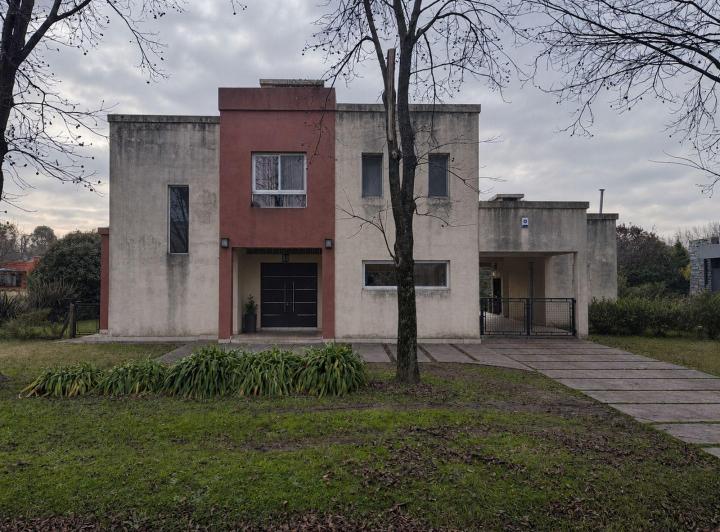 Casa · 258m² · 6 Ambientes · 2 Cocheras