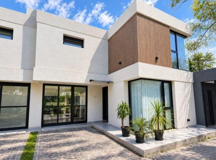 Casa · 160m² · 4 Ambientes · 2 Cocheras