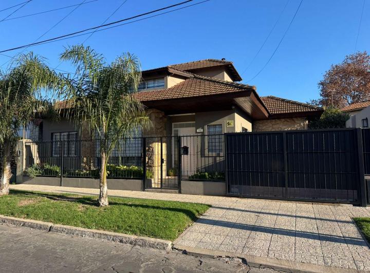Casa · 208m² · 5 Ambientes · 1 Cochera