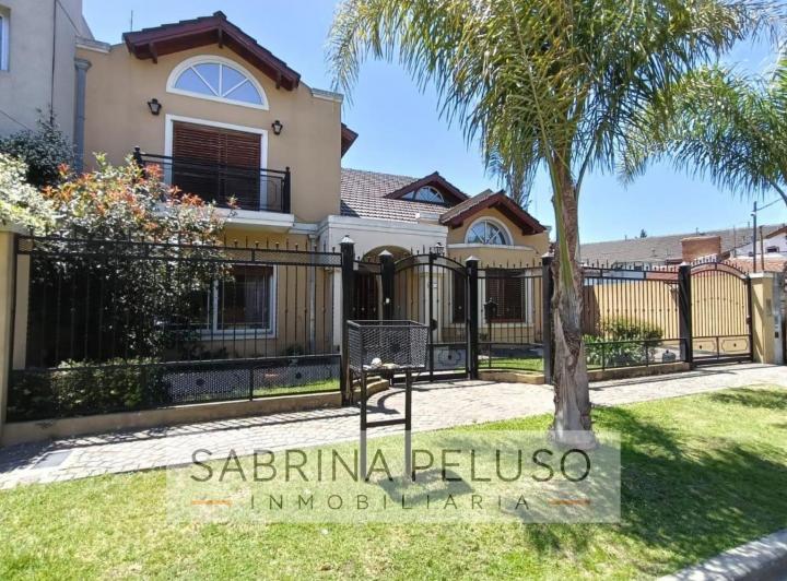 Casa · 368m² · 7 Ambientes · 2 Cocheras