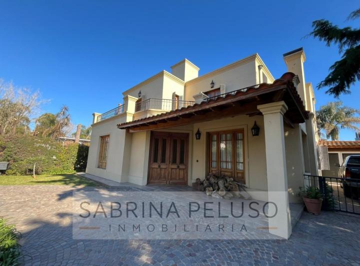 Casa · 240m² · 5 Ambientes · 1 Cochera