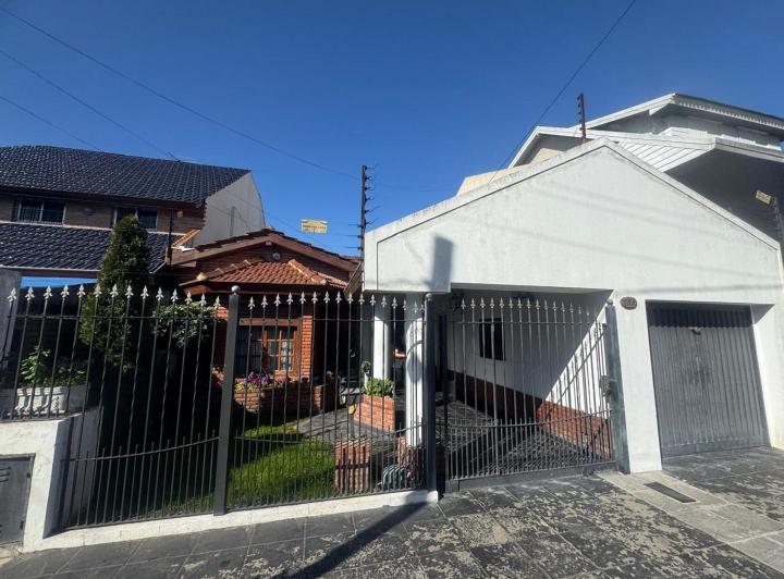 Casa · 240m² · 7 Ambientes · 2 Cocheras