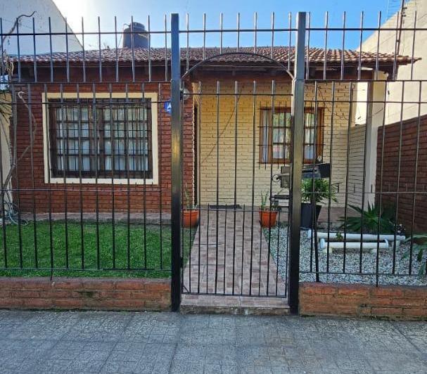 Casa · 83m² · 5 Ambientes · 2 Cocheras