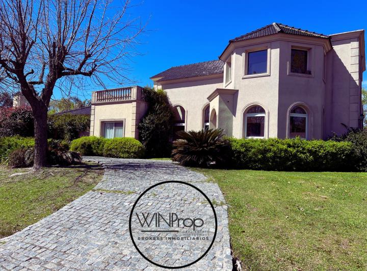 Casa · 325m² · 5 Dormitorios · 4 Cocheras