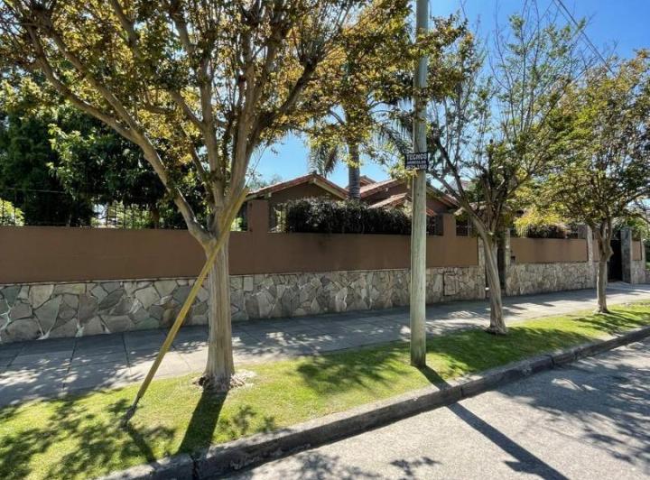Casa · 203m² · 5 Ambientes · 4 Cocheras