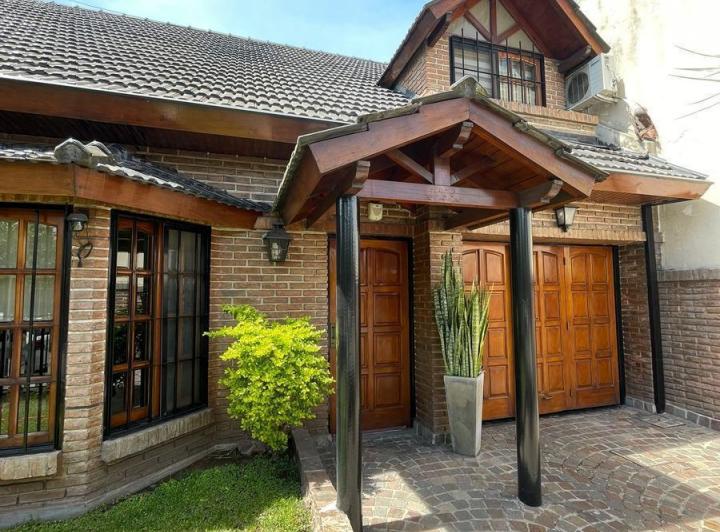 Casa · 160m² · 4 Ambientes · 2 Cocheras