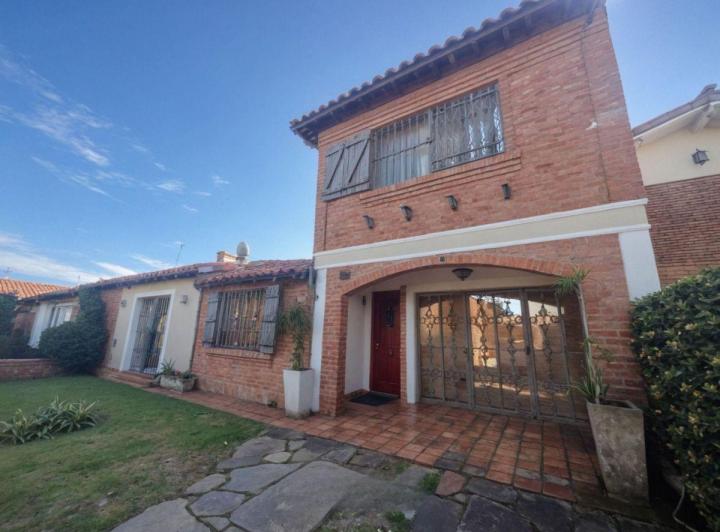 Casa · 200m² · 5 Ambientes · 2 Cocheras