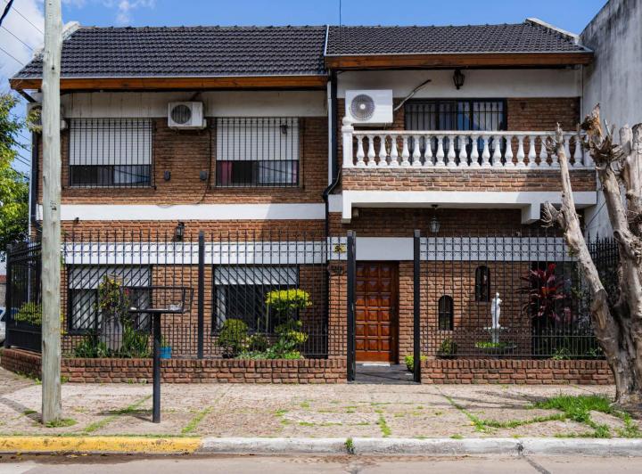 Casa · 182m² · 6 Ambientes · 2 Cocheras