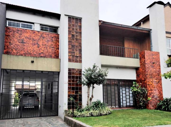 Casa · 245m² · 9 Ambientes · 3 Cocheras