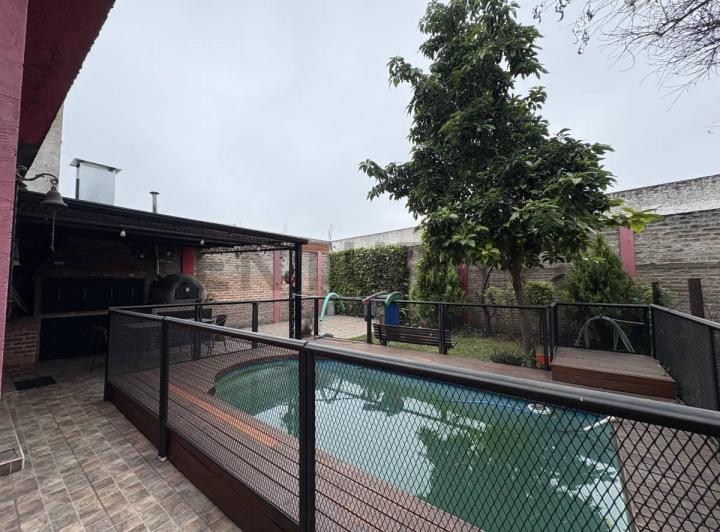 Casa · 239m² · 6 Ambientes · 2 Cocheras