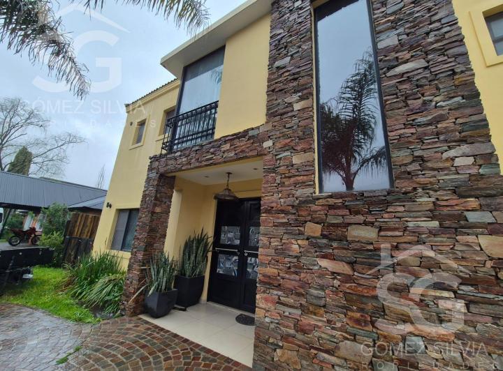 Casa · 200m² · 5 Ambientes · 3 Cocheras