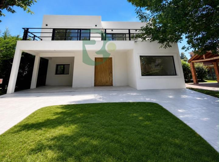 Casa · 220m² · 4 Ambientes · 5 Cocheras