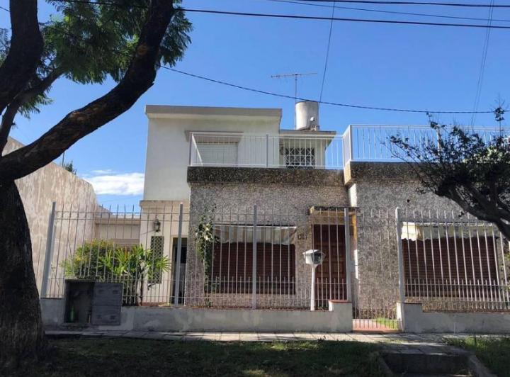 Casa · 90m² · 3 Ambientes · 4 Cocheras