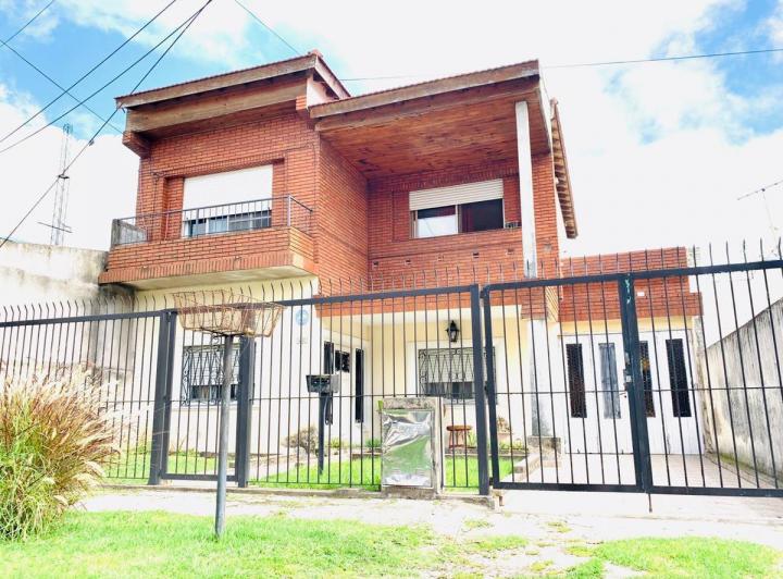 Casa · 300m² · 6 Ambientes · 3 Cocheras