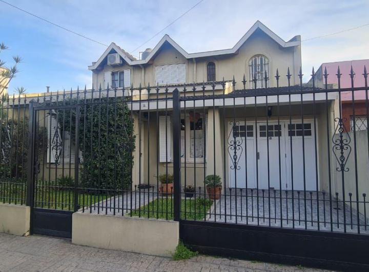 Casa · 200m² · 5 Ambientes · 2 Cocheras