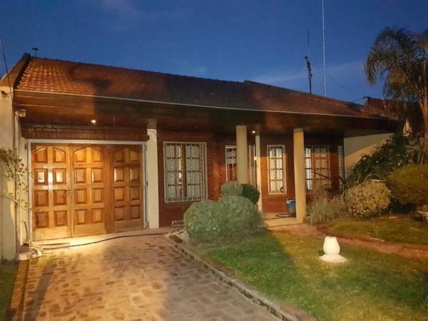 Casa · 256m² · 5 Ambientes · 1 Cochera