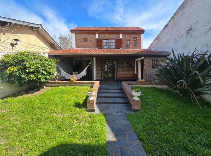 Casa · 200m² · 4 Ambientes · 1 Cochera