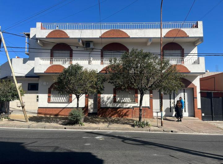Casa · 1m² · 5 Ambientes · 1 Cochera
